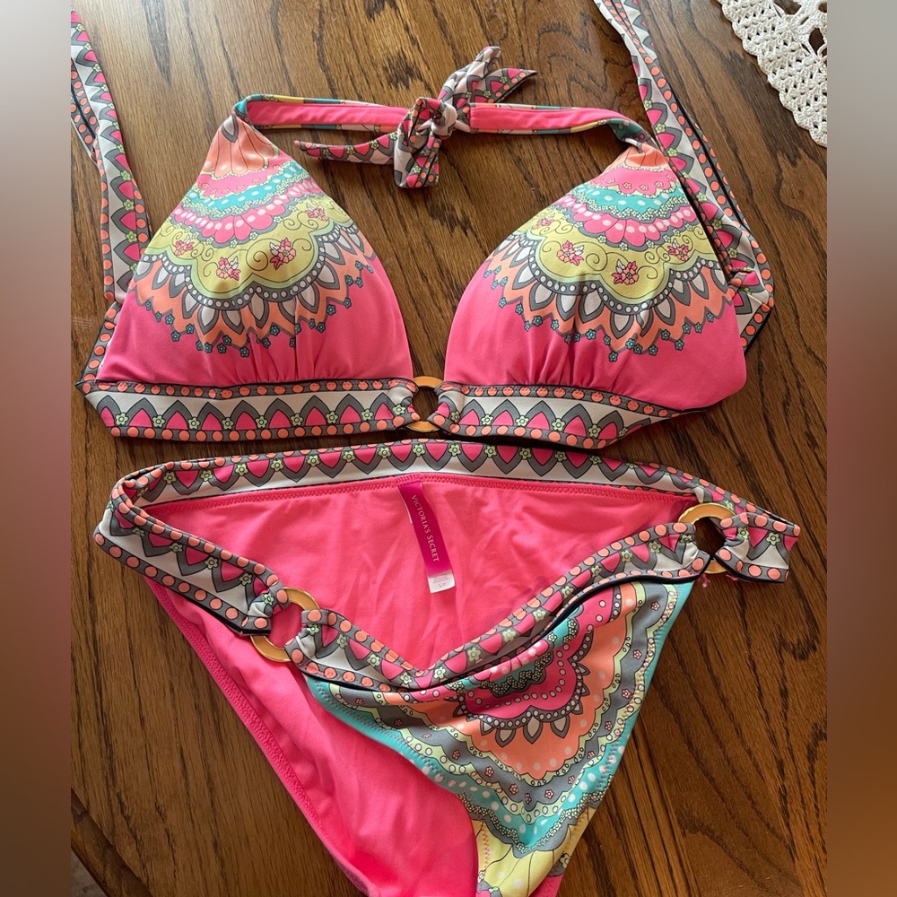 Victoria's Secret swimsuit and body glove rash guard set💕💕💕💕